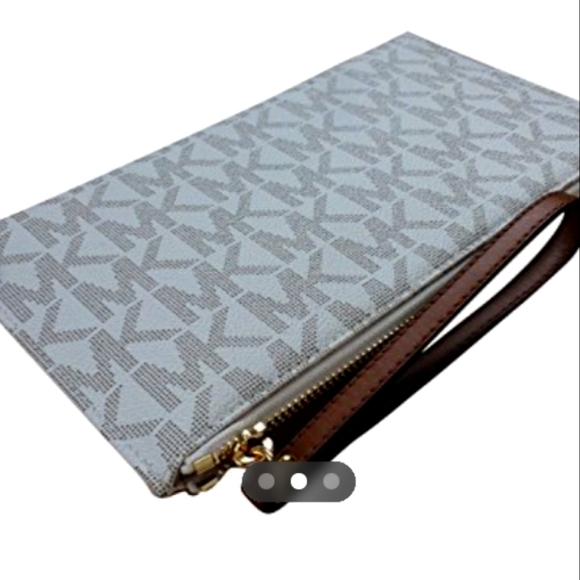 Michael Kors Bedford Signature Large Wristlet Cream and Acorn with Gold Zipper - Picture 3 of 5